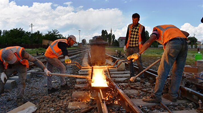 Muş-Tatvan demiryolu hattında çalışan işçiler, sabahın erken saatlerinde başladıkları mesailerinde, yolcuların rahat, hızlı ve güvenli yolculuk yapabilmeleri için çaba gösteriyor. 

