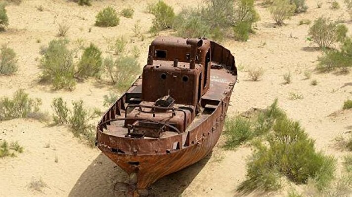 شاهد .. صور صادمة لسفن ترسو على الرمال بعد اختفاء بحر آرال
