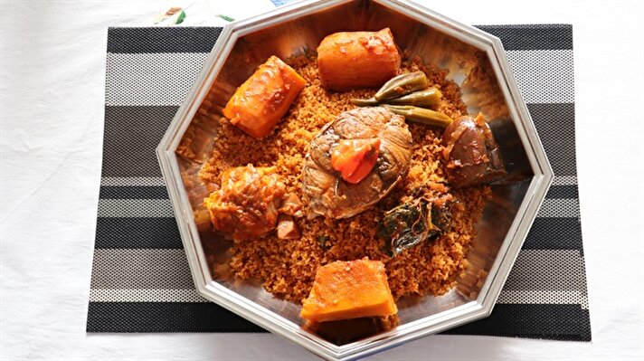 Geleneksel Senegal mutfağının ana yemeklerinden biri olan çebucenin tarihi, 19. yüzyıla kadar uzanıyor.
Yerel restoranların yanı sıra yabancı restoranlar da çebucene menülerinde yer veriyor. 
