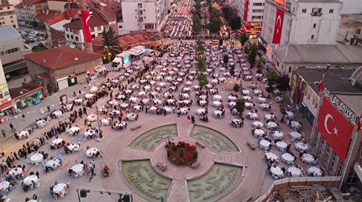 Turkish municipality organizes iftar dinner for 20,000 people in Bolu