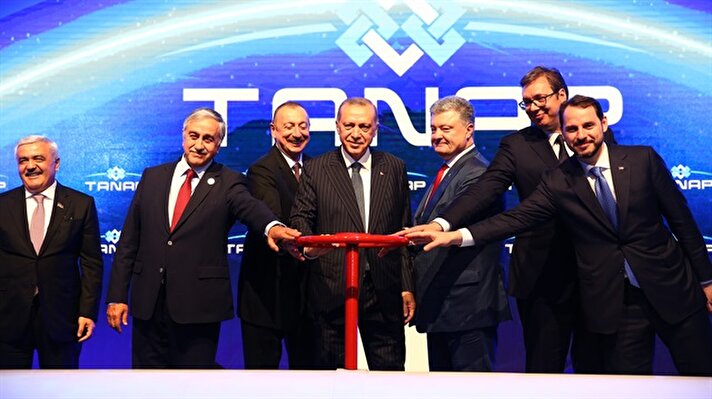 Cumhurbaşkanı Recep Tayyip Erdoğan, Eskişehir'in Seyit Gazi ilçesi Aksaklı Mahallesi'nde düzenlenen Trans Anadolu Doğalgaz Boru Hattı Projesi (TANAP) açılış törenine katıldı.