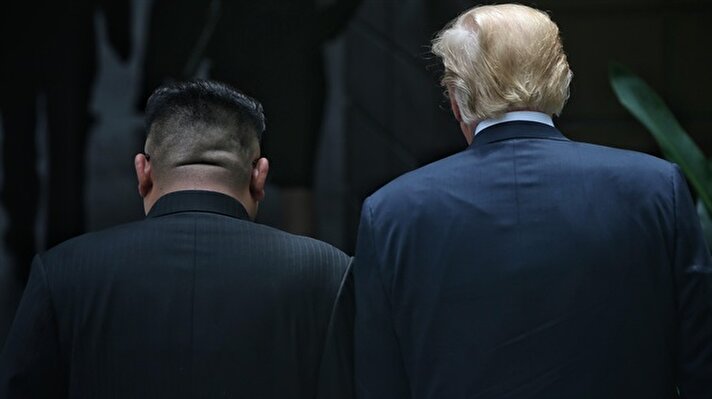 ABD Başkanı Donald Trump ve Kuzey Kore lideri Kim Jong-un, Singapur'daki tarihi zirvelerinin sonunda "kapsamlı" bir belgeye imza attı.

