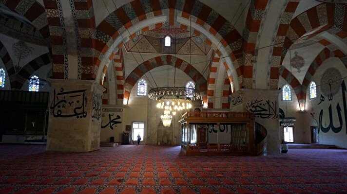 Edirne'deki sultan yadigarı camilerden olan Eski Cami'nin mihrap duvarında yer alan Kabe taşı, inanç turizmi kapsamında ramazan ayında kente gelen vatandaşlar tarafından ziyaret ediliyor.
