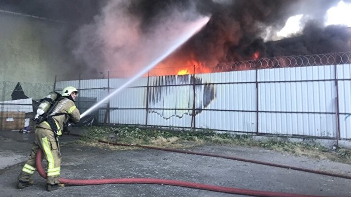 Yangın Cendere Caddesi'nde bulunan pres fabrikasında bilinmeyen bir nedenden yangın çıktı.