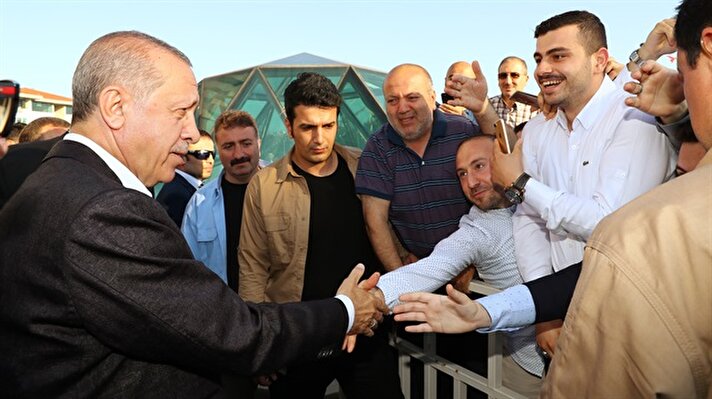 Cumhurbaşkanı Recep Tayyip Erdoğan, bayram namazını Marmara Üniversitesi İlahiyat Fakültesi'nde kıldı. Erdoğan, daha sonra vatandaşlarla bayramlaştı.
