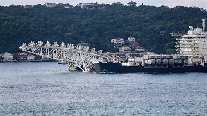 Dünyanın en büyük inşaat gemisi olduğu belirtilen Pioneering Spirit, İstanbul Boğazı'ndan sabah saatlerinde geçişe başladı.
