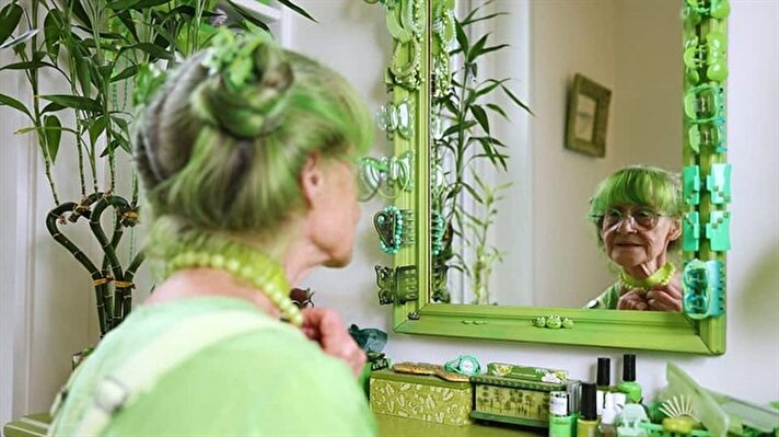 بالصور: السيدة الخضراء.. “إليزابيث” تكشف عن سر عشق الأخضر.. هكذا تحولت حياتها بأكملها لهذا اللون