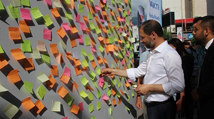 AK Parti İskenderun Gençlik Kolları tarafından düzenlenen etkinlikte vatandaşlar istek ve şikayetlerini kağıda yazarak seyyar platforma yapıştırdı. 