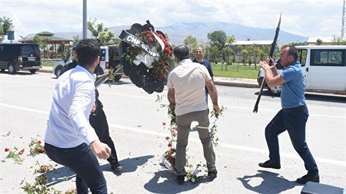 Hakkari Dağ ve Komando Tugay Komutanlığındaki törenin ardından Özdemir'in cenazesi Yeşilyurt ilçesi Zaviye Mahallesi Ayvalı Sokak'taki babaevine getirildi.

