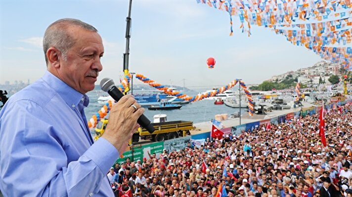 Cumhurbaşkanı Erdoğan, Üsküdar Meydanı’nı dolduran binlerce kişiye seslendi. 