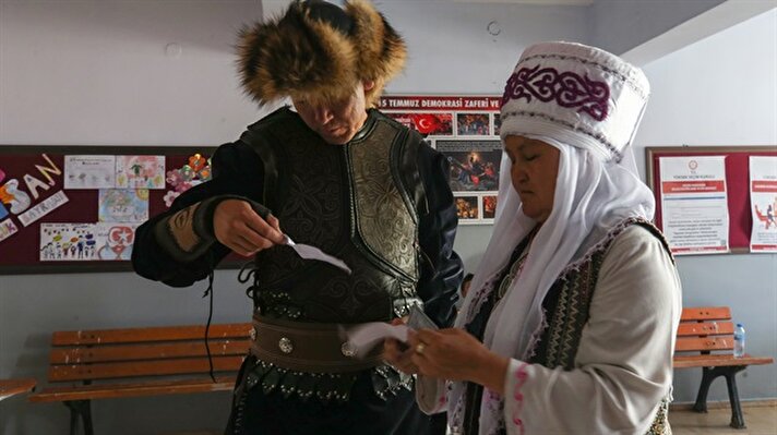Afganistan'ın Pamir Yaylası'ndan Van'ın Erciş ilçesine göç eden Kırgızlar, yöresel kıyafetleriyle sandık başına gitti. 