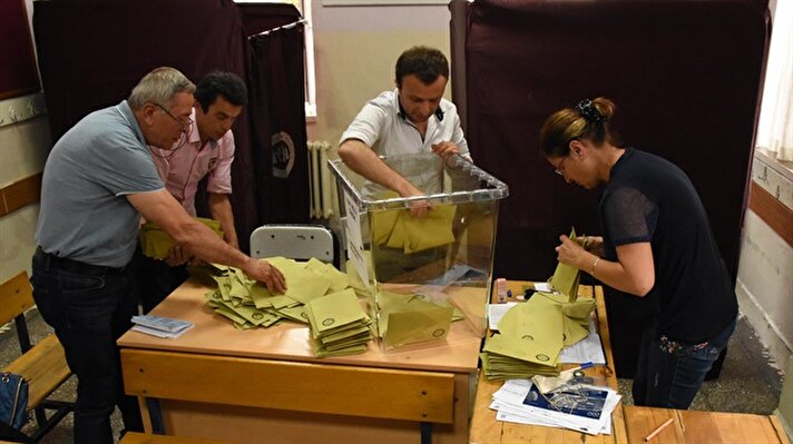 Vote count has officially begun after polls closed across Turkey at 17:00 local time. With the polls officially closed, electoral committees across the country's 81 provinces have started counting the ballots. Votes were cast in 180,065 polling places across the country. 
