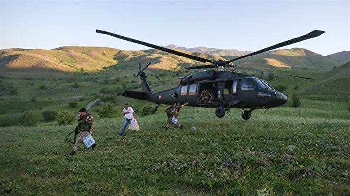 Van'da kırsal alandaki bazı yerleşim yerlerine seçim görevlileri ve oy pusulaları askeri helikopterle taşındı.