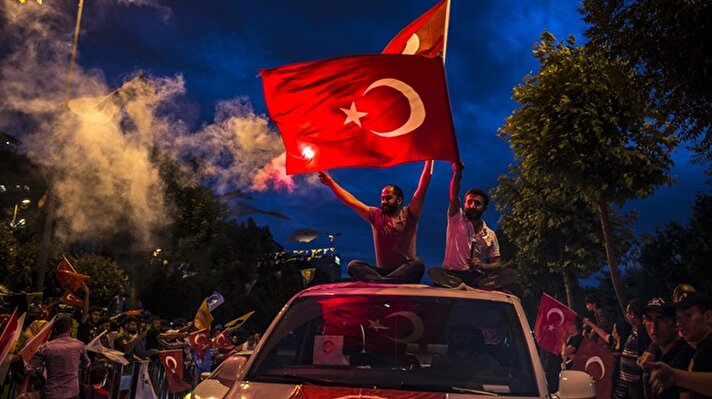Cumhurbaşkanı Erdoğan, Kısıklı’daki ikametinden çıkarak akşam saatlerinde seçim sonuçlarını takip etmek için Tarabya’daki Huber Köşkü’ne geçmişti.