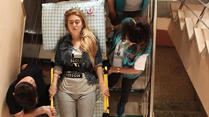 Kırklareli Devlet Hastanesinde bir süredir hastanede tedavi gören 21 yaşındaki Eda Türk, Evde Sağlık Hizmetleri ekiplerince ambulansla hastaneden oy kullanacağı okula götürüldü. 