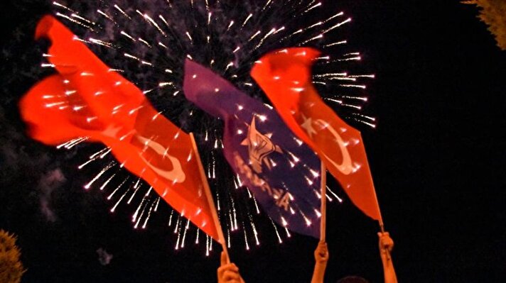 Vatandaşlar, Erdoğan ve Cumhur İttifakının resmi olmayan seçim sonuçlarını kutladı. 