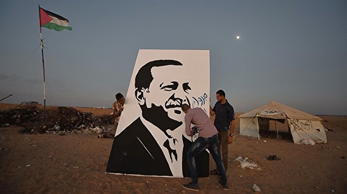 Haribi, Cumhurbaşkanı Erdoğan'ın portresini yaklaşık 3 metre boy ve 1,5 metre enindeki beyaz bir kumaşa çizdi.

