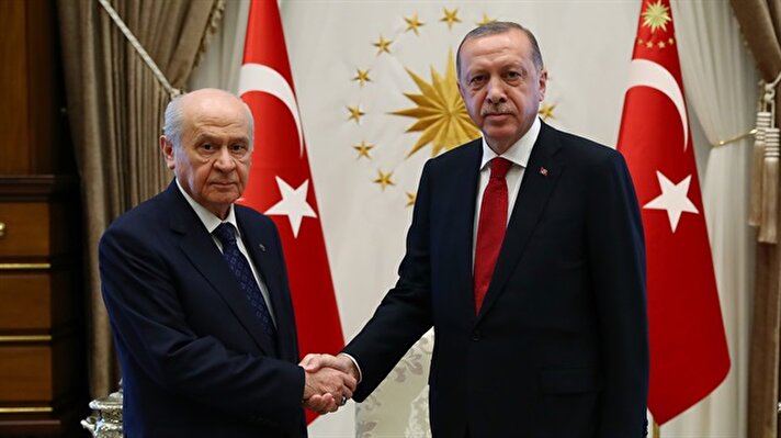 MHP Genel Başkanı Devlet Bahçeli, Cumhurbaşkanı Erdoğan ile Cumhurbaşkanlığı Külliyesi'nde bir araya gelmek üzere Parti Genel Merkezi'nden ayrıldı.

