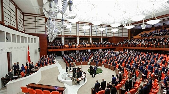 1.	Başkanı İsmail Kahraman 27. Dönem Parlamentosunda yer almayacak. 23 yıl önce, 20. Dönem'de İstanbul Milletvekili seçilen Kahraman, 54. Hükümette Kültür Bakanlığı yaptı, 26. Dönem'de TBMM Başkanlığı görevini yürüttü.