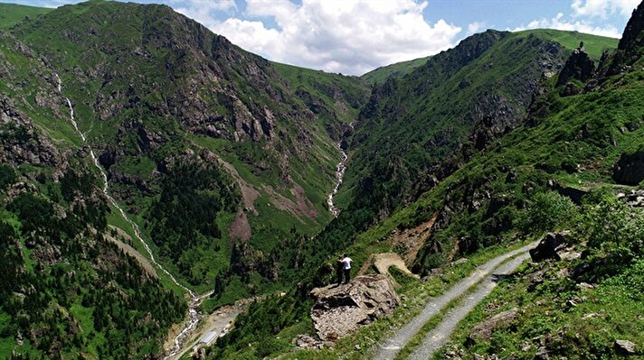 Ziyaretçilerine dünya genelindeki tehlikeli ve zorlu yolların tanıtımını yapan "www.dangerousroads.org" adlı site tarafından 3 yıl önce "dünyanın en tehlikeli yolu" seçilen Trabzon'un Çaykara ilçesindeki Derebaşı Virajları, Trabzon ile Bayburt'u, en kısa mesafe olan 3 bin 500 metre yükseklikteki Soğanlı Dağı üzerinden birbirine bağlıyor.

