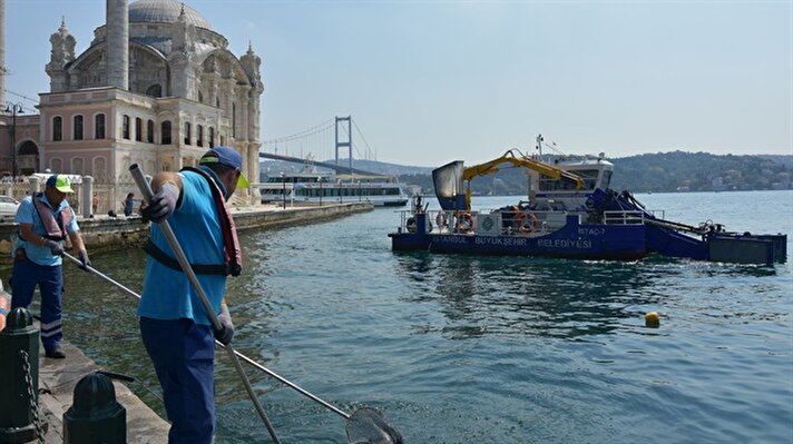 İstanbul Büyükşehir Belediyesi'nden yapılan açıklamaya göre, İstanbul'un deniz temizliği, Deniz Hizmetleri Müdürlüğü ve İSTAÇ ekipleri tarafından yakından kontrol ediliyor.

Denizlere zararlı atıkların atılmaması için drone ve termal yüksek zum özelliğine sahip kameralarla 7 gün 24 saat denetim yapılıyor. 