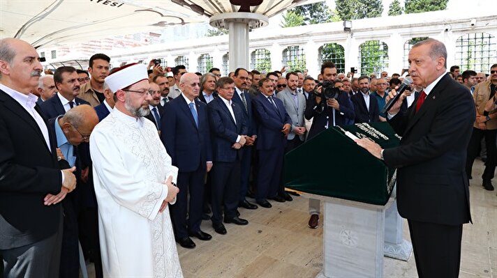 edavi gördüğü hastanede dün yaşamını yitiren dünyanın önde gelen tarihçilerinden Prof. Dr. Fuat Sezgin için Fatih Camii'nde cenaze töreni düzenlendi.