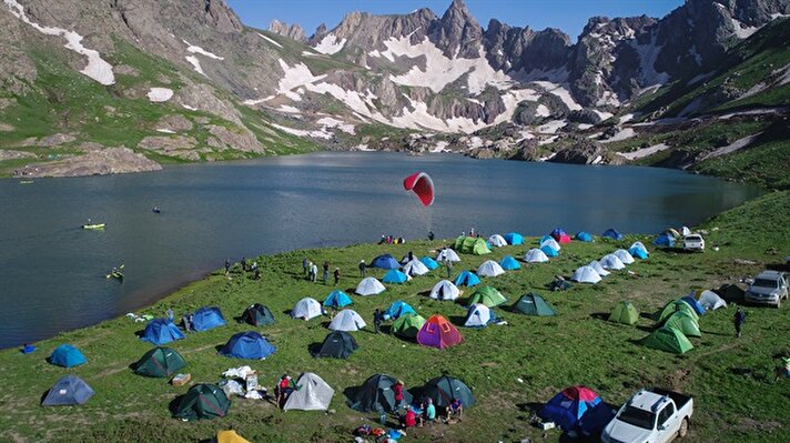 Hakkari'nin Yüksekova ilçesinde, güvenlik güçlerince gerçekleştirilen başarılı operasyonlarla terörden arındırılan Cilo Dağları'ndaki Sat Buzul Göllerinde düzenlenen "1. Doğa Sporları Festivali" çok sayıda yerli ve yabancı ziyaretçiye ev sahipliği yaptı.