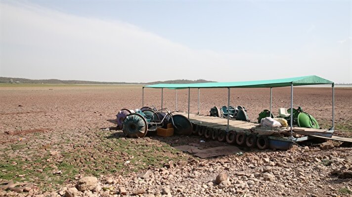 İndus Nehir Sistemi Otoritesinden (IRSA) yapılan açıklamada, ülkenin en önemli içme suyu ve enerji kaynağı barajların kuruma tehlikesiyle karşı karşıya bulunduğu bildirildi.

