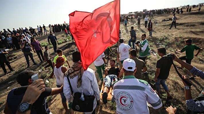 Gazze'nin doğusunda gösteri düzenleyen Filistinlilere müdahale eden İsrail askerleri, sınır bölgesi yakınında Türk bayrağı sallayan Filistinli bir genci de ayağından vurdu.

