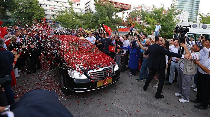 Cumhurbaşkanlığı Hükümet Sistemi'nin ilk Cumhurbaşkanı Recep Tayyip Erdoğan, TBMM Genel Kurulunda yemin etmek üzere Meclise geldi.