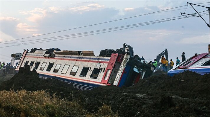 Tekirdağ’ın Muratlı ile Çorlu ilçeleri arasındaki Sarılar Mahallesi yakınlarında dün yolcu treni, 5 vagonunun raydan çıkması sonucu devrildi. 
