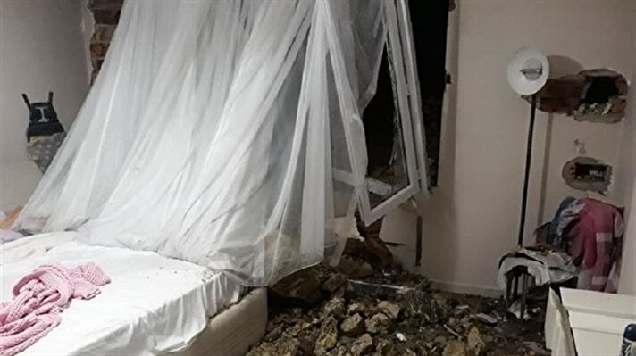   بالصور: سقوط صخرة من منحدر على منزل بهتاي التركية 