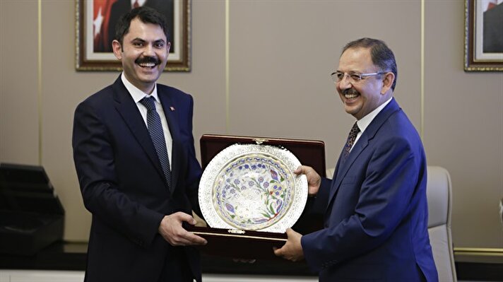 Enerji ve Tabii Kaynaklar Bakanı Fatih Dönmez (solda), bakanlıkta düzenlenen törenle görevi Berat Albayrak'tan (sağda) devraldı. 