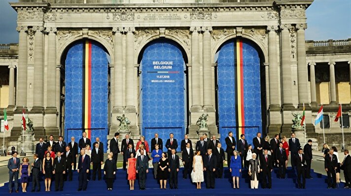 Belçika'nın başkenti Brüksel'deki NATO Devlet ve Hükümet Başkanları Zirvesi kapsamında gerçekleştirilecek eşli akşam yemeği öncesi aile fotoğrafı çektirildi. Aile fotoğrafında Türkiye Cumhurbaşkanı Recep Tayyip Erdoğan da yer aldı.