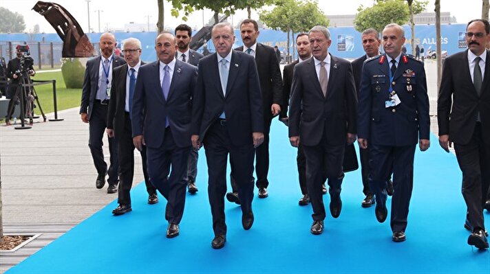 Erdoğan'a Dışişleri Bakanı Mevlüt Çavuşoğlu (solda) ile Milli Savunma Bakanı Hulusi Akar (sağda) eşlik etti.