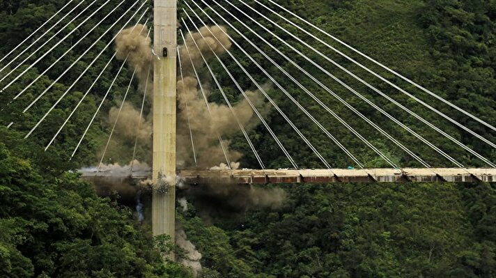 Villavicencio şehri ile başkent Bogota'yı bağlayan karayolunda inşaat halindeyken kuzey yakası çöken 446 metre uzunluğundaki köprünün ayakta kalan güney yakası kontrollü bir şekilde patlatılarak yıkıldı.

