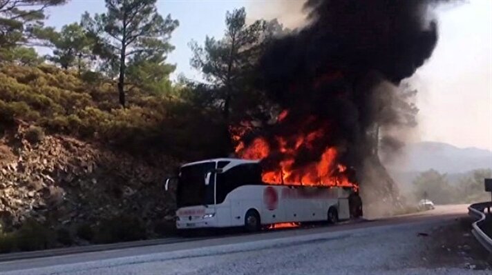 Edinilen bilgiye göre, sabah saatlerinde Datça'dan hareket eden bir firmaya ait yolcu otobüsü içinde yolcuları ile birlikte hareket halinde iken yanmaya başladı. 