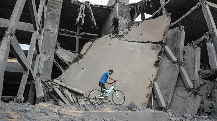 فلسطينيون يتفقدون الدمار الذي ألحقه القصف الإسرائيلي بـ"قرية الفنون والحرف"