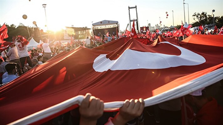  Türkiye Cumhurbaşkanı Recep Tayyip Erdoğan'ın katılımıyla 15 Temmuz Demokrasi ve Milli Birlik Günü Buluşması'nın gerçekleştirileceği 15 Temmuz Şehitler Köprüsü'nde oluşturulan alana vatandaşlar gelmeye başladı.