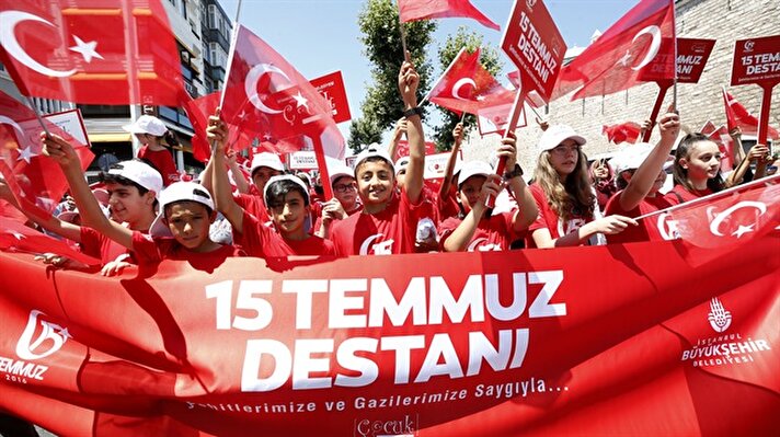 15 Temmuz Demokrasi ve Milli Birlik Günü dolayısıyla Konya Mevlana Meydanı'nda düzenlen programa vatandaşlar akın etti. 