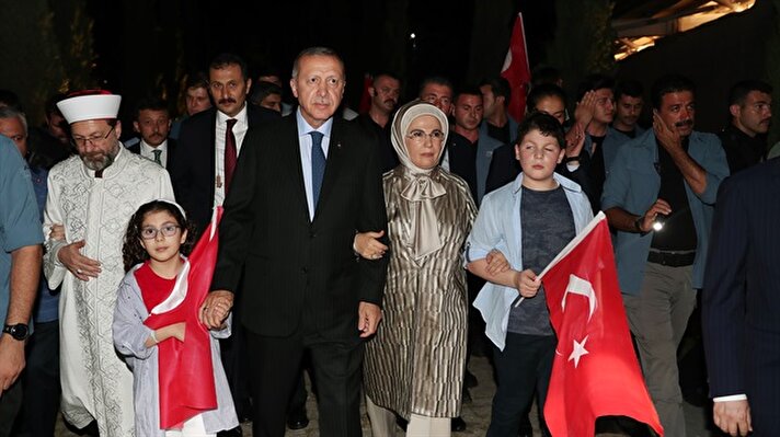 Türkiye Cumhurbaşkanı Recep Tayyip Erdoğan ve eşi Emine Erdoğan, Fetullahçı Terör Örgütü'nün (FETÖ) darbe girişiminin akamete uğratılmasının 2. yıl dönümünde 15 Temmuz Şehitler Köprüsü'nde düzenlenen 15 Temmuz Demokrasi ve Milli Birlik Günü Buluşması için alana geldi. 