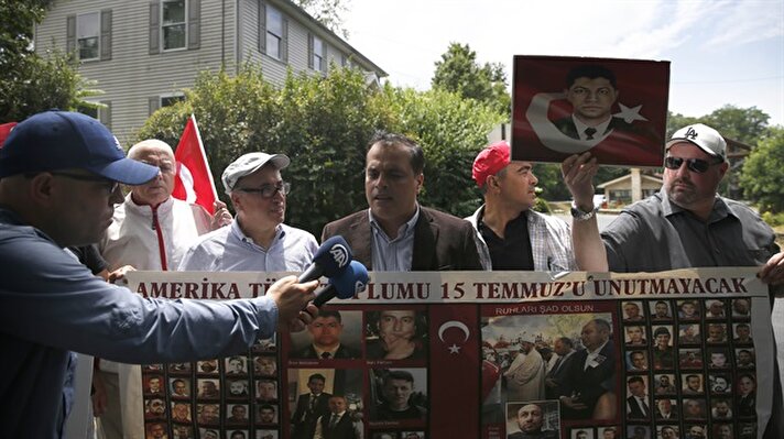 15 Temmuz'daki FETÖ'nün hain darbe girişimi sırasında şehit düşen Ömer Halisdemir başta olmak üzere, ellerinde 15 Temmuz şehitlerinin fotoğrafları ve Türk bayraklarını taşıyan vatandaşlar, terör örgütü elebaşı Fetullah Gülen’in iadesini istedi.


