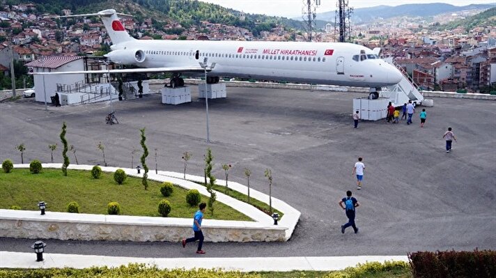 İstanbul'da uçuş ömrünü tamamladığı için hurdaya çıkarılan Boeing 737 tipi yolcu uçağı, Kastamonu Belediyesi tarafından satın alındı. Parçalara ayrılarak tırlarla yüklenen uçak, İstanbul'dan Kastamonu'ya getirildi. Parçalar, Aktekke Mahallesi'nde Veli Efendi Camii'nin yanındaki boş alana yerleştirilerek monte edildi.

