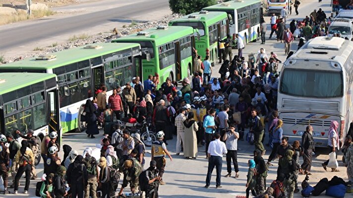 سوريا.. إدلب تستقبل أول قافلة لمعارضين اضطروا لمغادرة القنيطرة