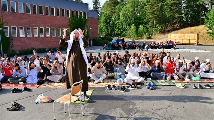 Başkent Stockholm'de Tensta Mahallesi'nde toplanan Müslümanlar, kuraklığın son bulması ve 40 noktada devam eden orman yangınlarının önüne geçilmesi için istiska (yağmur) namazı eda etti.  