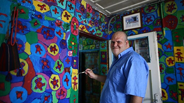 Başkent'in Altındağ ilçesinde yaşayan 30 yaşındaki Yalçın, babası Hasan Yalçın'ın aldığı tuvaller yetmeyince evinin dış ve iç duvarlarını boyamaya başladı.

