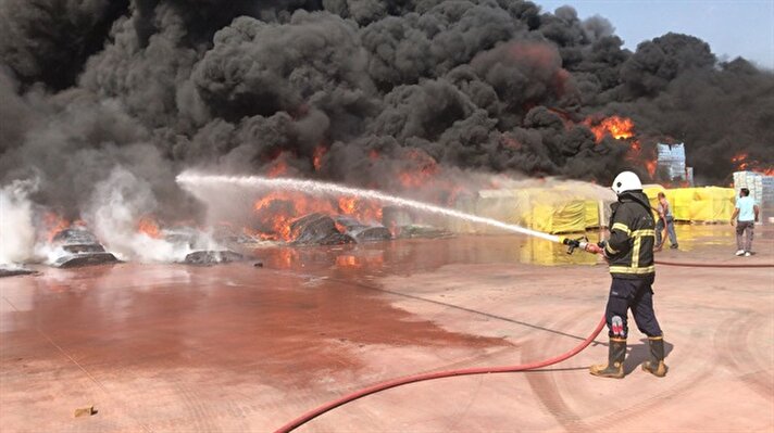 Alınan bilgiye göre, Antalya Organize Sanayi Bölgesi 3. kısımdaki Kar-Yapı firmasına ait poliüretan köpük üreten fabrikada yangın çıktı. 


