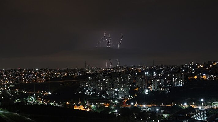 İstanbul'da özellikle Avrupa Yakası'nda gece saatlerinde başlayan yağmur zaman zaman devam ederken, şimşekler de şehri aydınlattı.