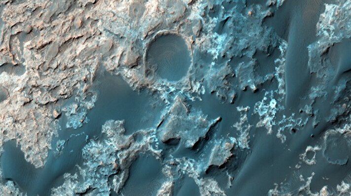  Bilim adamları Mars'ın yüzeyinde dev bir su gölü buldu.