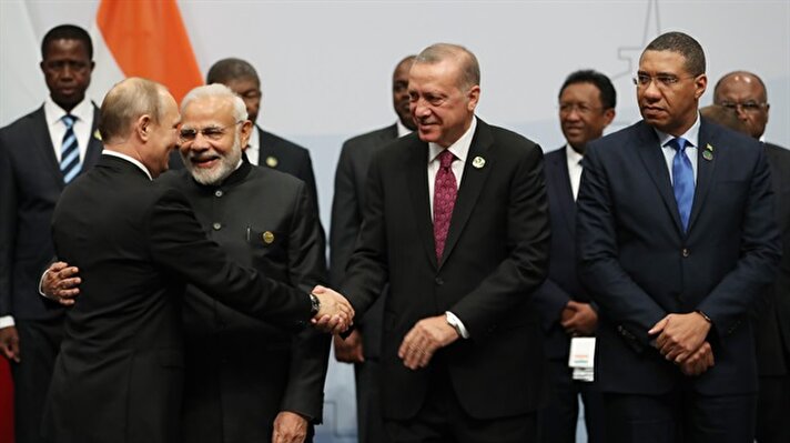 Güney Afrika'da temaslarını sürdüren Türkiye Cumhurbaşkanı Recep Tayyip Erdoğan, BRICS Zirvesi'ne katılım sağlayan liderlerle aile fotoğrafı çekimine katıldı.
